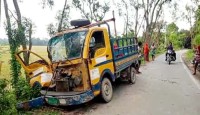 নওগাঁর মান্দায় চার্জার ভ্যানকে সাইড দিতে গিয়ে গাছে পিকআপের ধাক্কা, আহত ৫